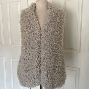 JKT Vegan Fluffy Vest with pockets - cream size S